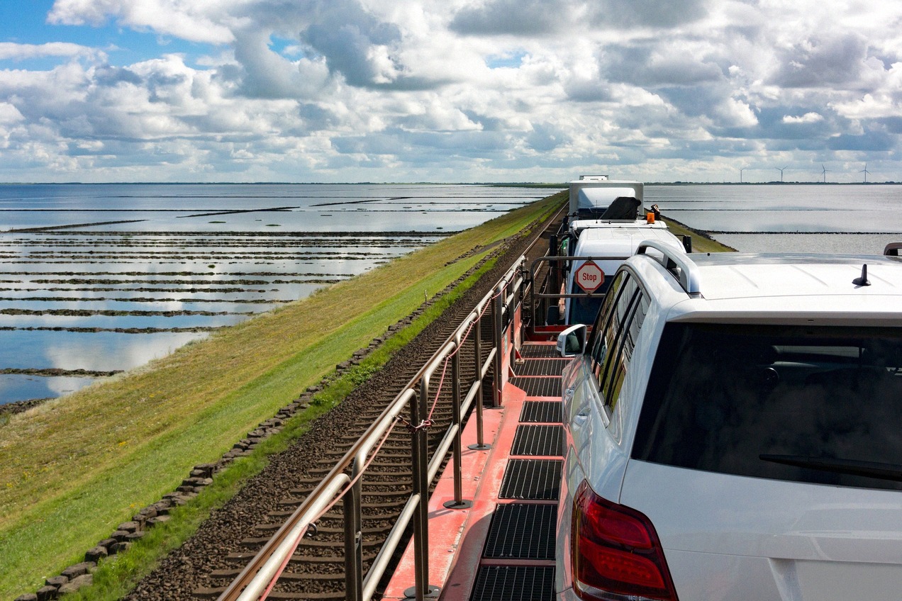 Zwischen Niebüll und Westerland führt die Strecke elf Kilometer quer durchs Wattenmeer